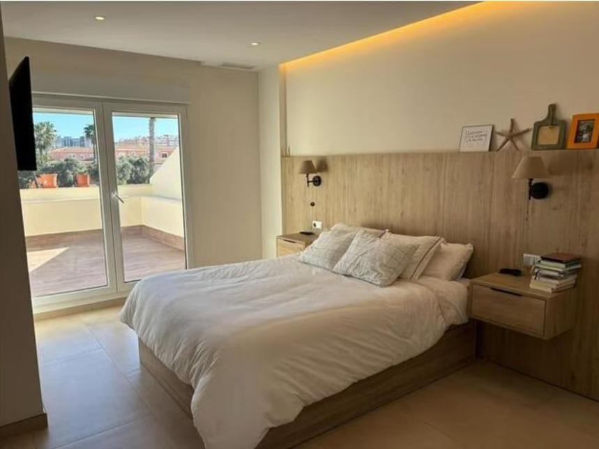 Exclusivo Chalet Pareado en Los Cisnes, Alicante: Confort y Modernidad