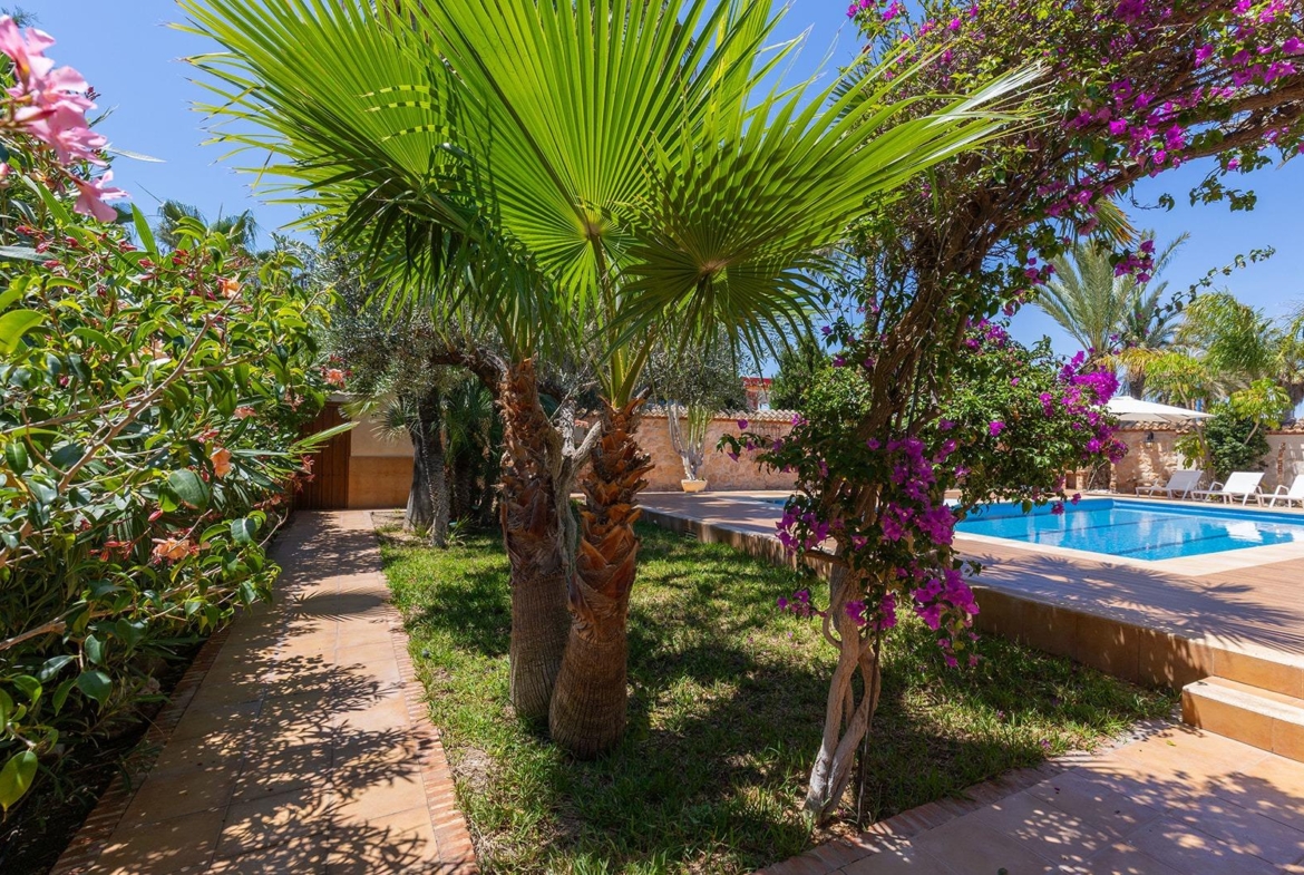 VILLA CON PISCINA PRIVADA EN PUNTA PRIMA CON PARCELA 540 M2. 4 DORM. 2 BAÑOS. 168 M2 DE CASA.