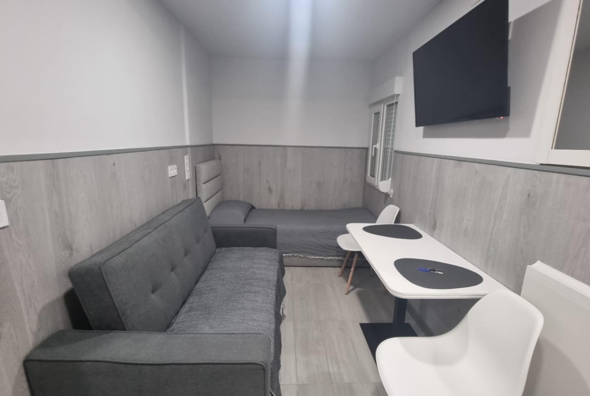 REFORMADO APARTAMENTO A 50 METROS DE PLAYA DE 3 DORMITORIOS 3 BAÑOS DIVIDIDO A 3 ESTUDIOS COMPLETOS PARA ALQUILAR. 105 M2 TOTAL.