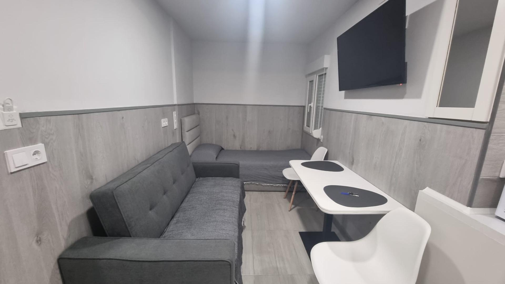 REFORMADO APARTAMENTO A 50 METROS DE PLAYA DE 3 DORMITORIOS 3 BAÑOS DIVIDIDO A 3 ESTUDIOS COMPLETOS PARA ALQUILAR. 105 M2 TOTAL.
