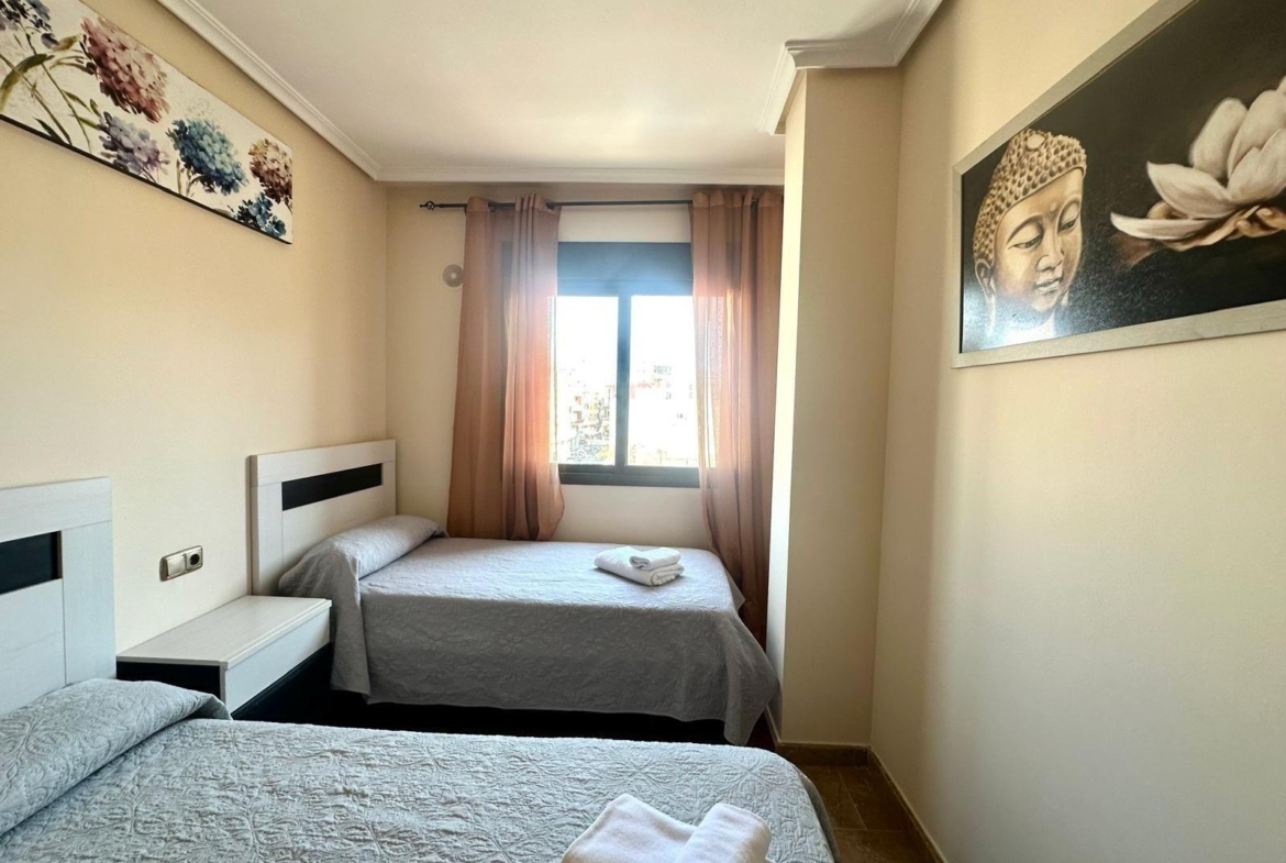 GRANDE APARTAMENTO DE 4 DORM. 2 BAÑOS. A 400 METROS DEL PUERT0 DE TORREVIEJA CON 130 M2. Y GRAN TERRAZA.