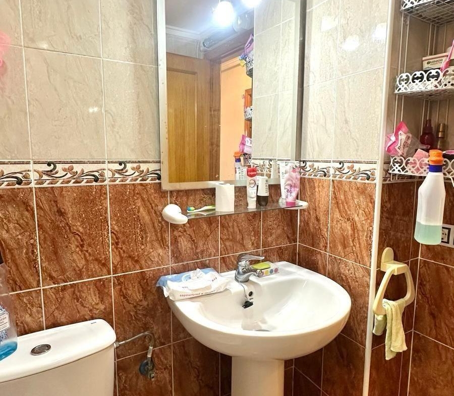 APATRAMENTO EN EL CENTRO DE TORREVIEJA CON PISCINA Y GARAJE INCLUIDO. 2 DORM. 1 BAÑO. SPEEL EEN 700 METRO.