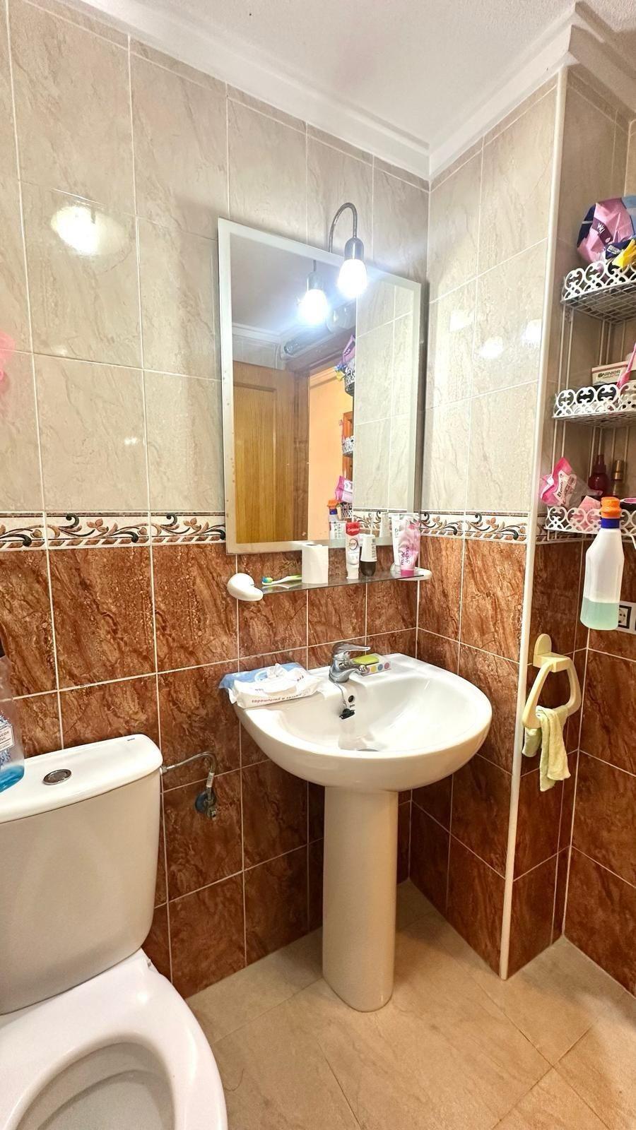 APATRAMENTO EN EL CENTRO DE TORREVIEJA CON PISCINA Y GARAJE INCLUIDO. 2 DORM. 1 BAÑO. SPEEL EEN 700 METRO.