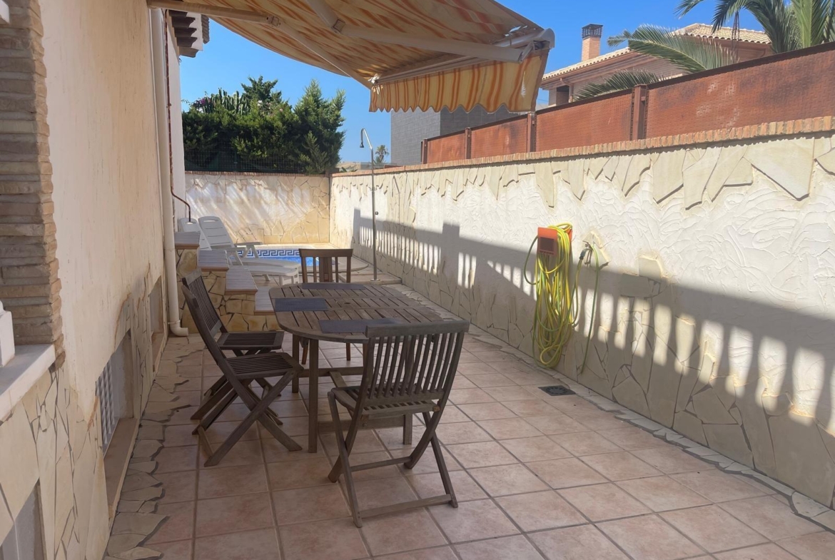 VILLA PARADA CON VISTAS AL MAR Y A 200 METROS DE PLAYA! ZONA TORRE LA MATA. 5 DRM. 3 BAÑOS. PISCINA PRIVADA.