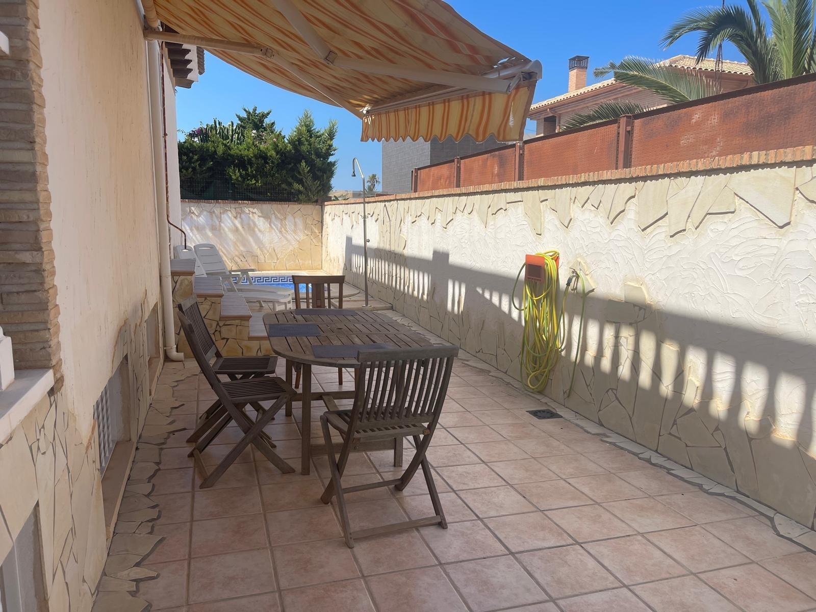 VILLA PARADA CON VISTAS AL MAR Y A 200 METROS DE PLAYA! ZONA TORRE LA MATA. 5 DRM. 3 BAÑOS. PISCINA PRIVADA.