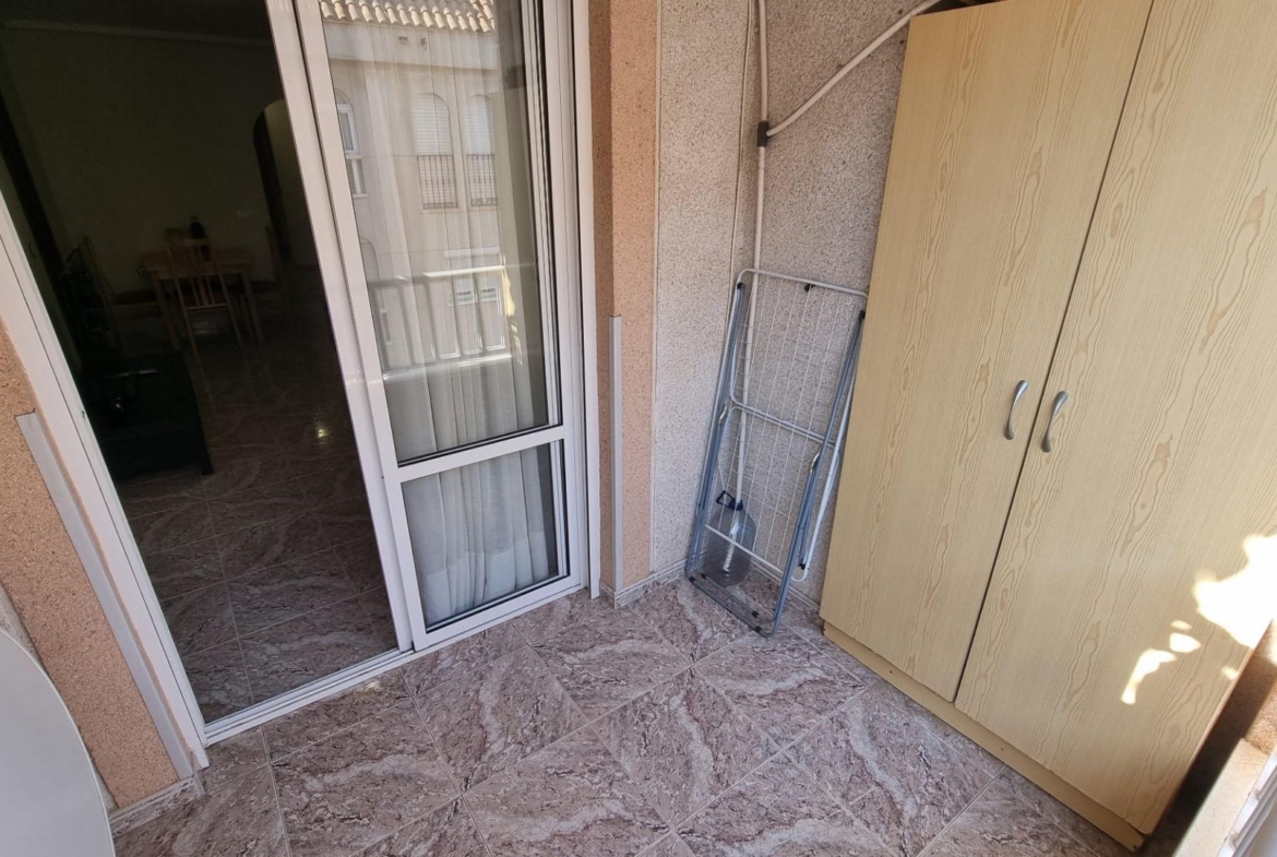 Apartamento semireformado a escasos metros de la playa !