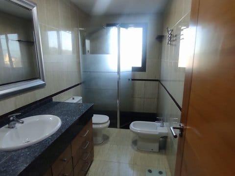 Bonito apartamento con vistas al mar y a la montaña, amueblado y equipado.
