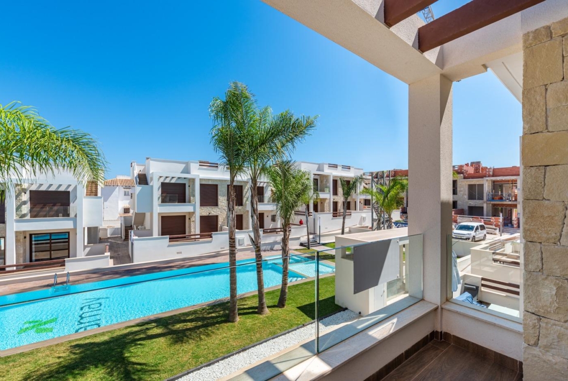 OBRA NUEVA BUNGALOW PLANTA ALTA Y PLANTA BAJA. 2 DORM. 2 BAÑOS. PISCINA COMUNITARIA.