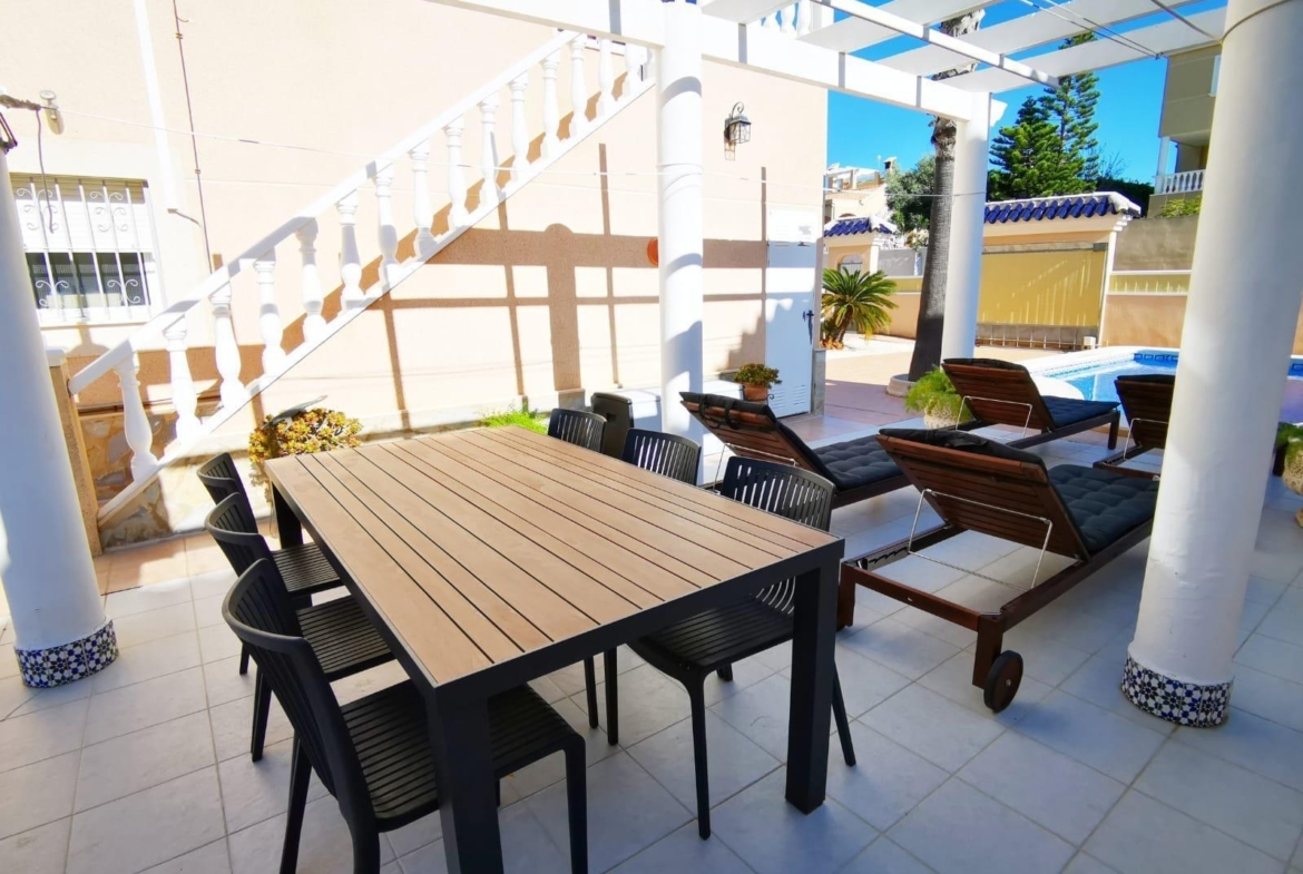 Ruim chalet in La Florida, Orihuela Costa – Ideaal om te genieten van de zon en het strand