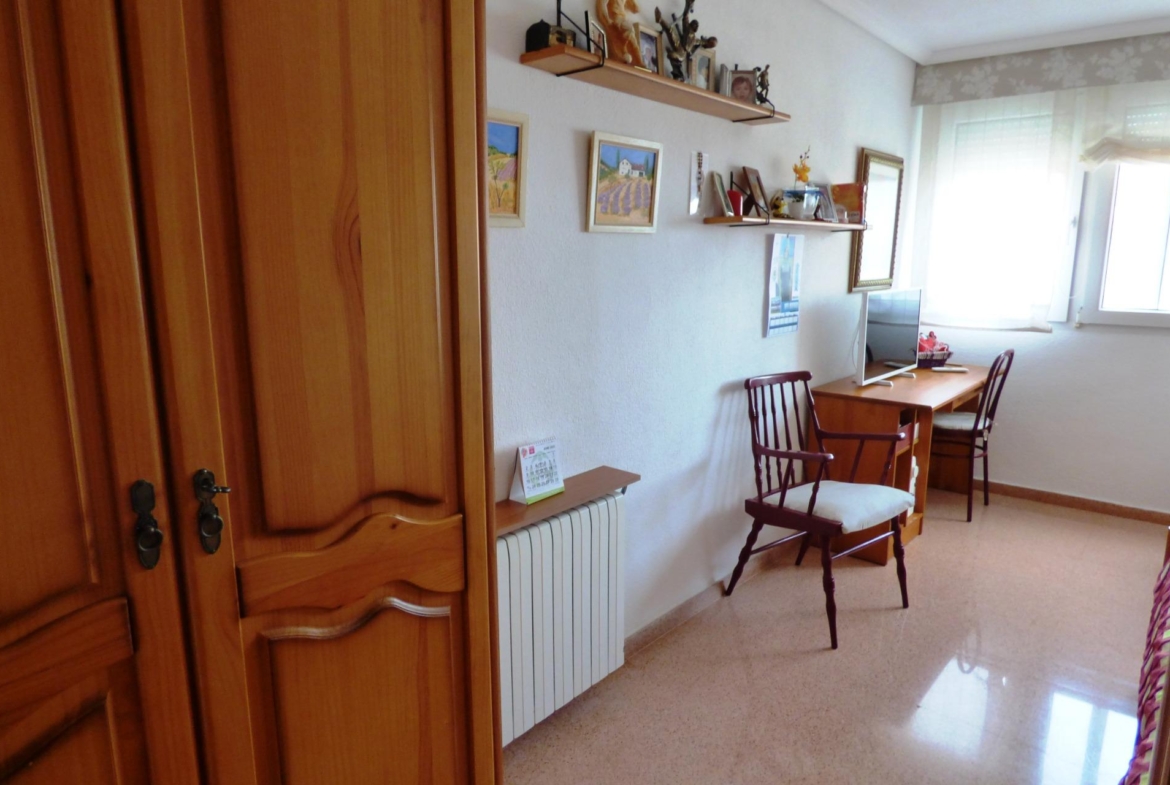 Chalet Adosado con Estilo Único a Pocos Pasos de la Playa de San Juan