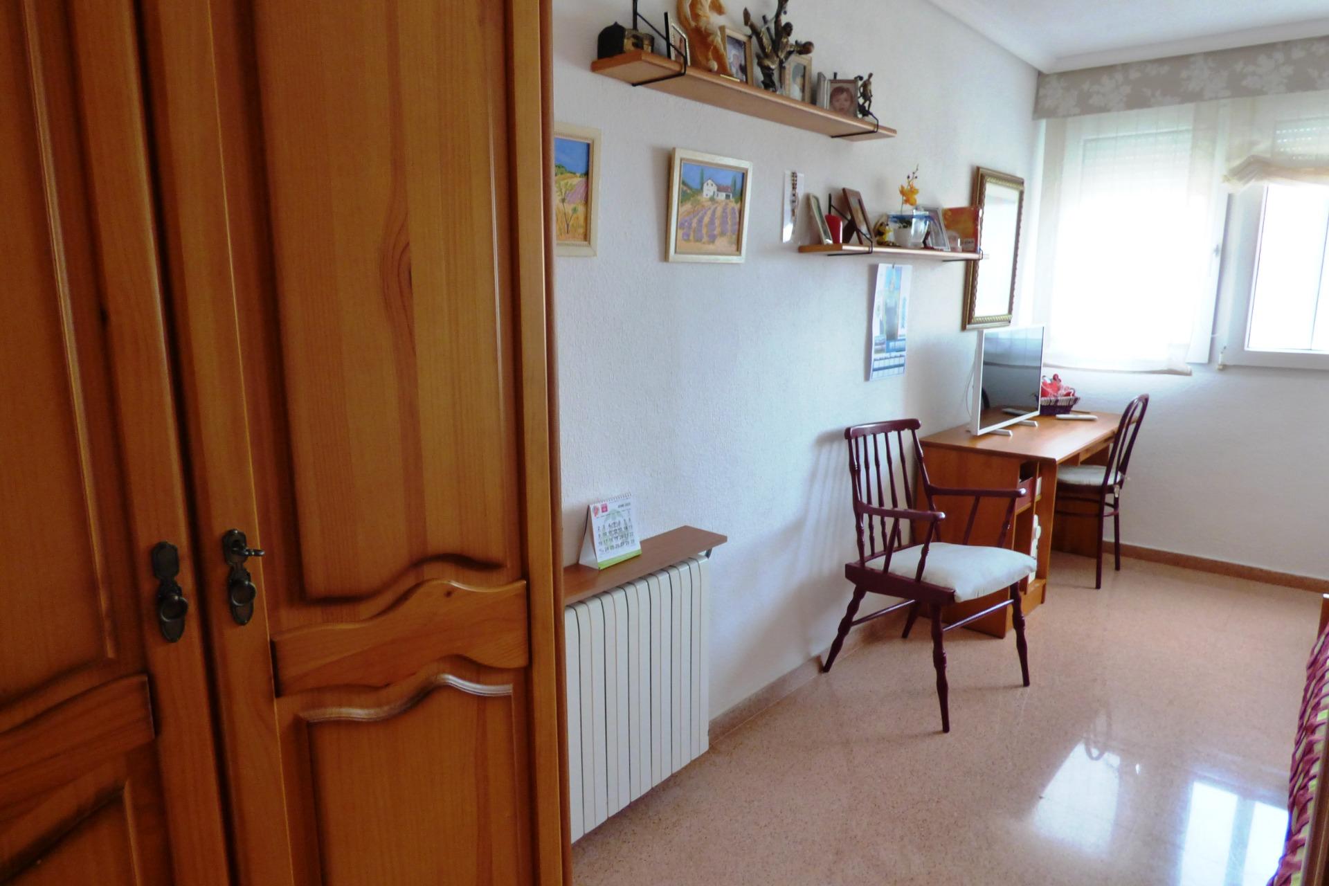 Chalet Adosado con Estilo Único a Pocos Pasos de la Playa de San Juan