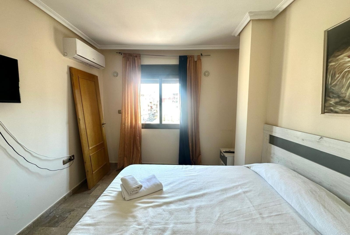 GRANDE APARTAMENTO DE 4 DORM. 2 BAÑOS. A 400 METROS DEL PUERT0 DE TORREVIEJA CON 130 M2. Y GRAN TERRAZA.