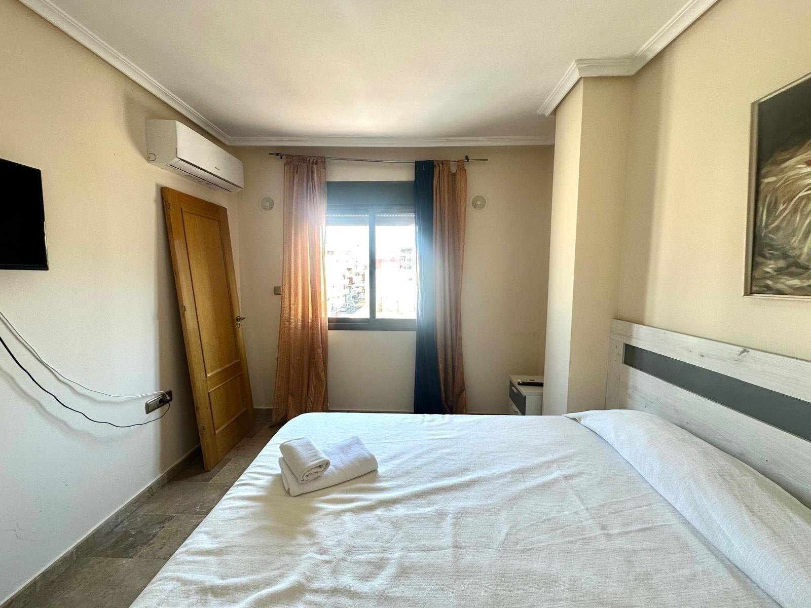 GRANDE APARTAMENTO DE 4 DORM. 2 BAÑOS. A 400 METROS DEL PUERT0 DE TORREVIEJA CON 130 M2. Y GRAN TERRAZA.