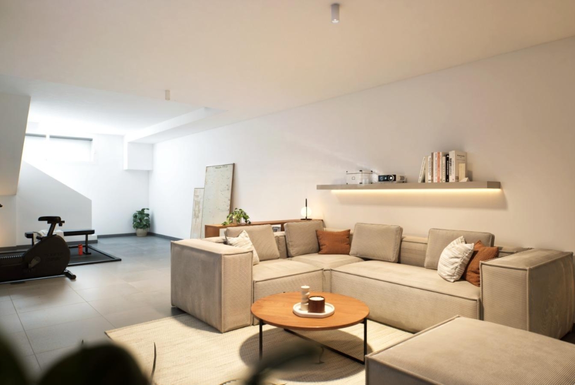 NEW WORK IN GRAN ALACANT. TOWNHOUSES WITH GARDEN AND PRIVATE SOLARIUM OF 27 M2. 2 BEDROOMS. 2 BATHROOMS. COMMUNITY POOL. VISION MODEL