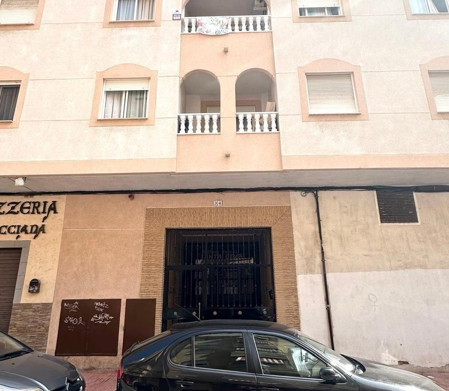 APATRAMENTO EN EL CENTRO DE TORREVIEJA CON PISCINA Y GARAJE INCLUIDO. 2 DORM. 1 BAÑO. SPEEL EEN 700 METRO.