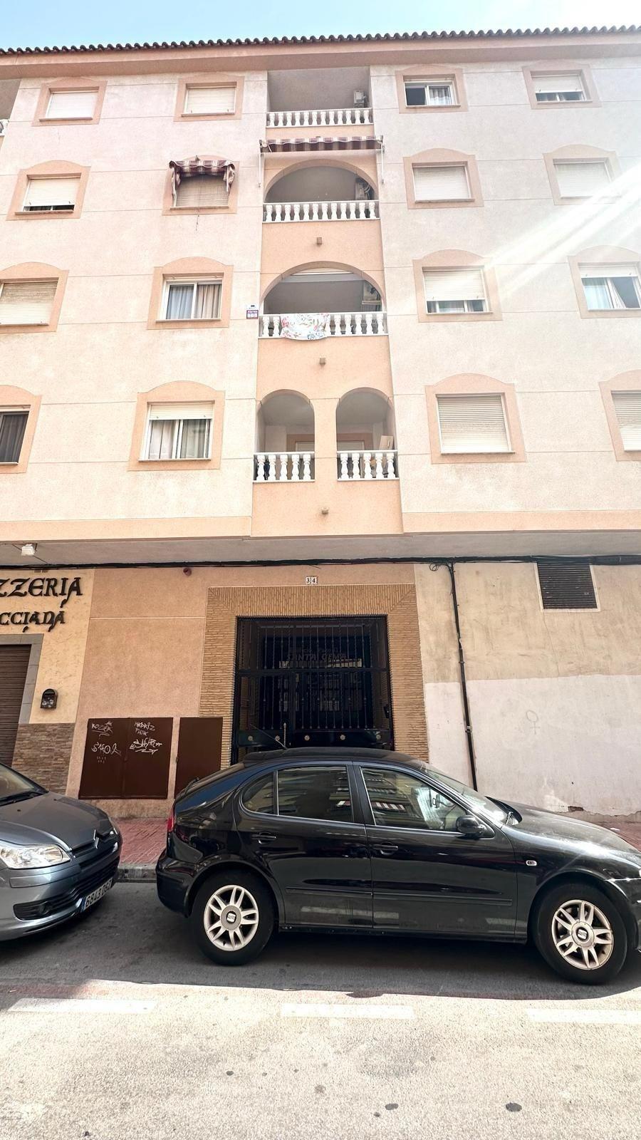 APATRAMENTO EN EL CENTRO DE TORREVIEJA CON PISCINA Y GARAJE INCLUIDO. 2 DORM. 1 BAÑO. SPEEL EEN 700 METRO.