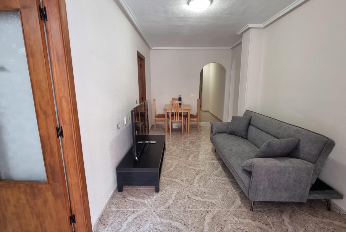 Apartamento semireformado a escasos metros de la playa !