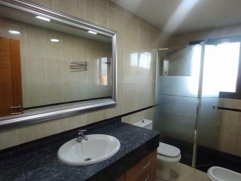 Bonito apartamento con vistas al mar y a la montaña, amueblado y equipado.