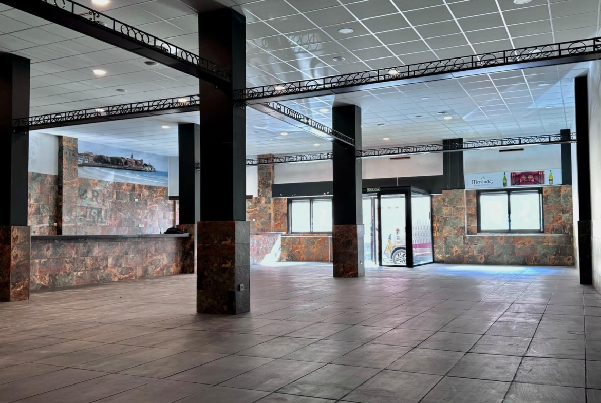 LOKALE COMERCIËLE CON SUPERFICIE DE 780 M2. SEGUNDA LINEA DE PLAYA. 70 METROS DEL MAR.