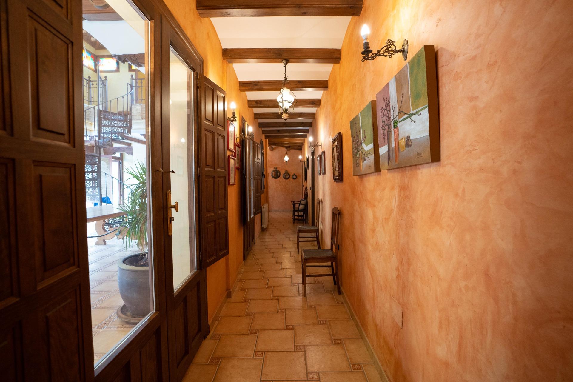 LARGE HOUSE WITH COMMERCIAL PREMISES IN SAN MIGUEL DE SALINAS