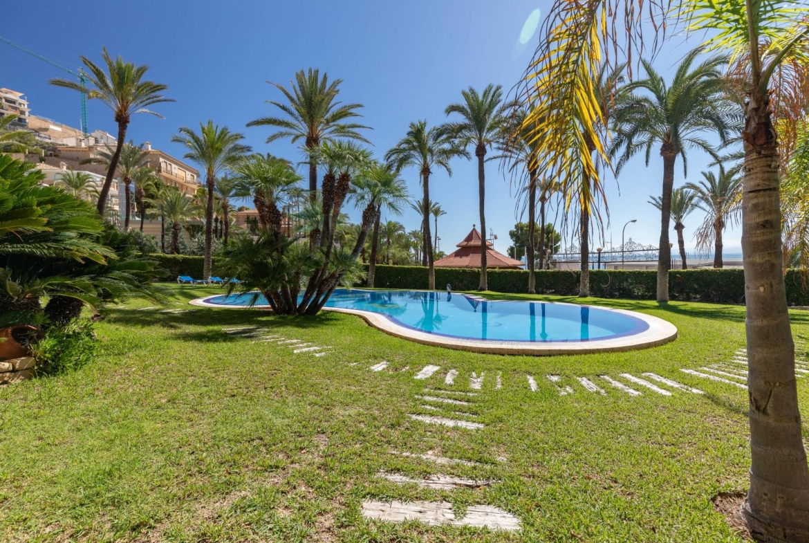 Exceptional Beachfront Villa: Luxury Steps Away from the Beach