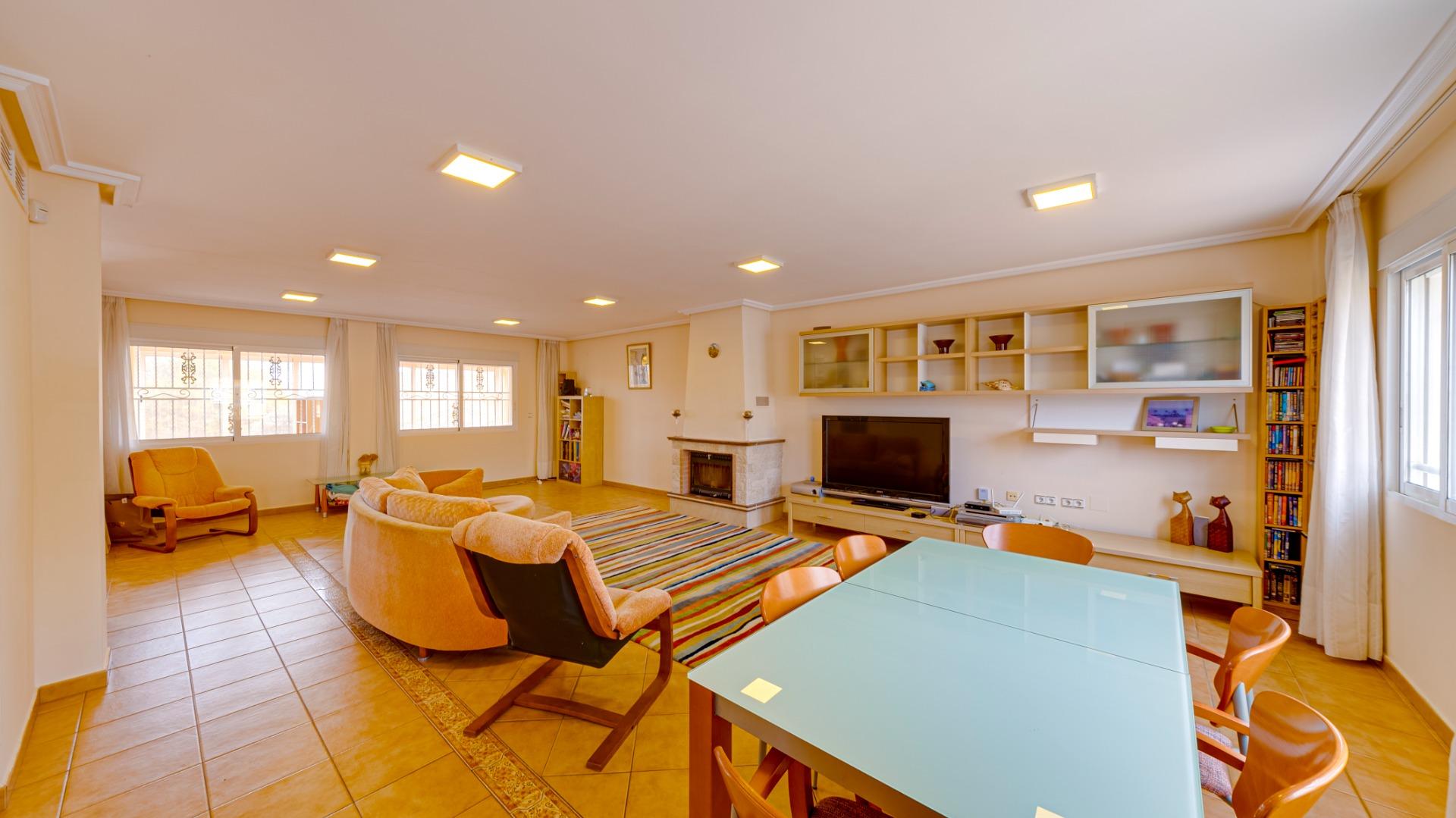 2-23-39 Large corner semi-detached house with sea views,