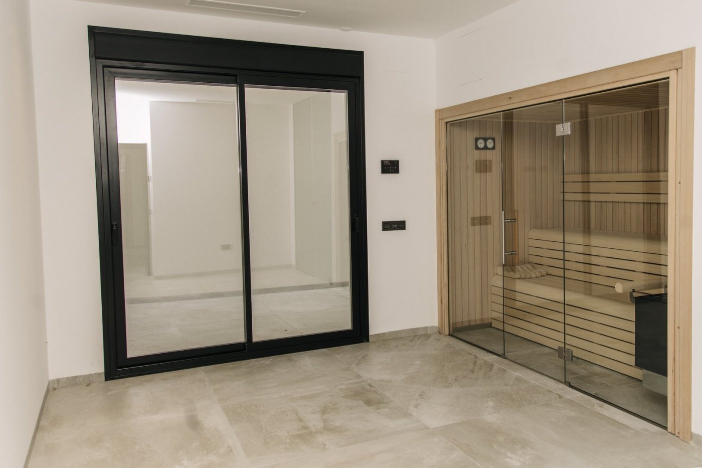 Design villa met een totale oppervlakte van 250 vierkante meter met uitzicht op Guardamar en de zee.