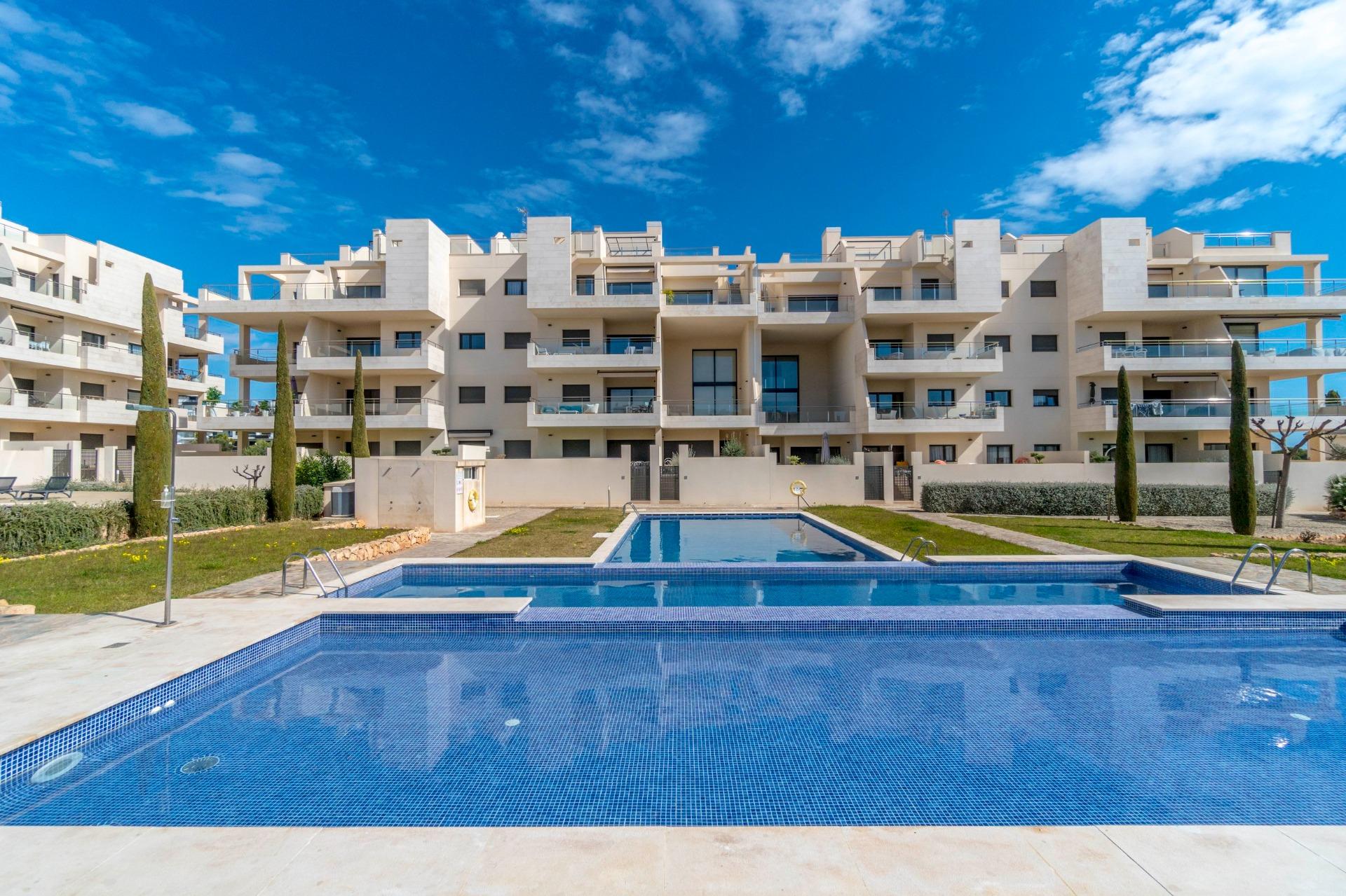 ESPECTACULAIR APPARTAMENTO CON LICENCIA TURISTICA. 2 DORM. 2 BAÑOS. GARAJE+TRASTERO. PISCINA.