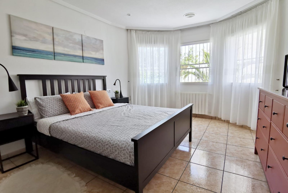 Ruim chalet in La Florida, Orihuela Costa – Ideaal om te genieten van de zon en het strand