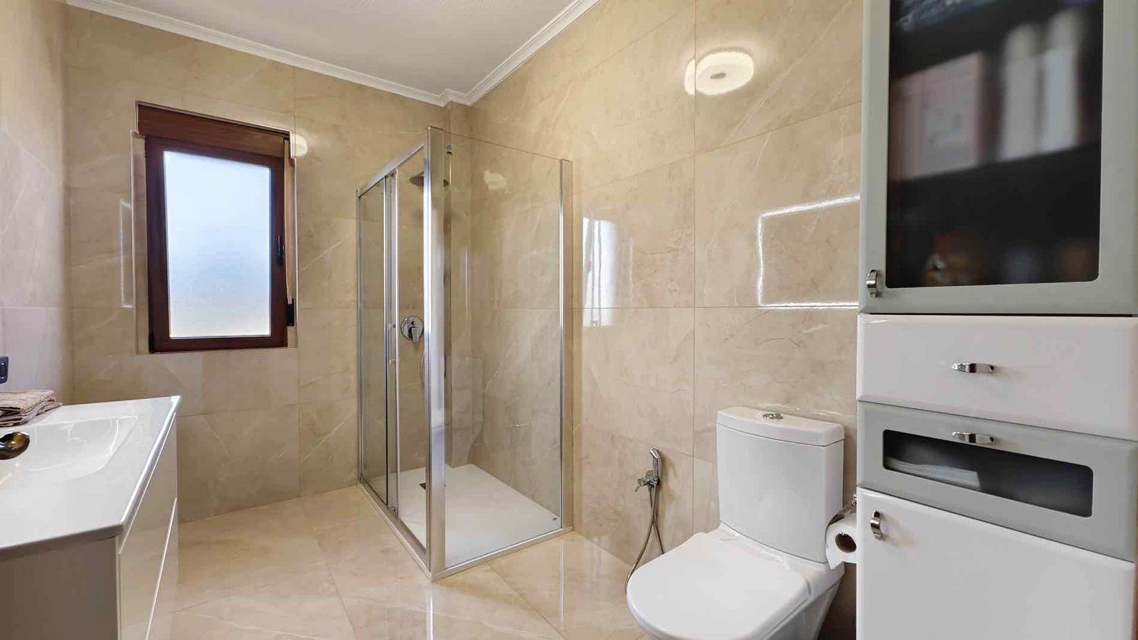 VILLA EN CIUDQUESADA. CON PISCINA PRIVADA. PARCELA 850M2. CASA 364 M2.