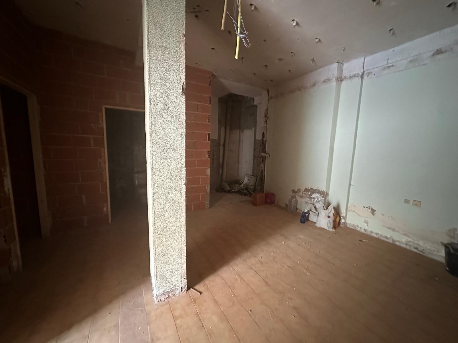 2-23-93 Premises for renovation in Alicante