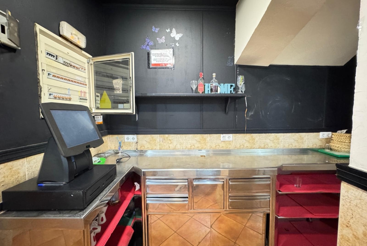 BAR EN VENTA. SE VENDE UN BAR A 500 METROS DE PLAYA DEL CURA CON 2 BAÑOS Y 150 M2 SUPERFICIE.