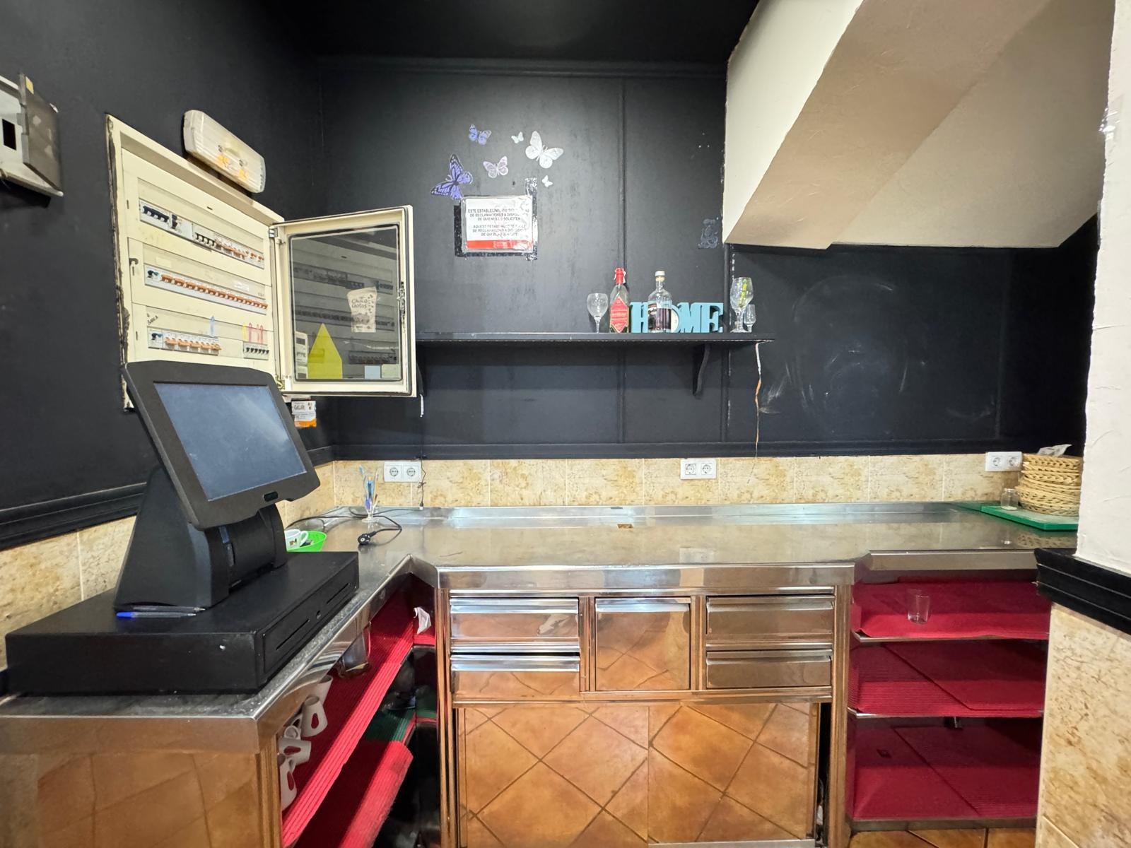 BAR EN VENTA. SE VENDE UN BAR A 500 METROS DE PLAYA DEL CURA CON 2 BAÑOS Y 150 M2 SUPERFICIE.