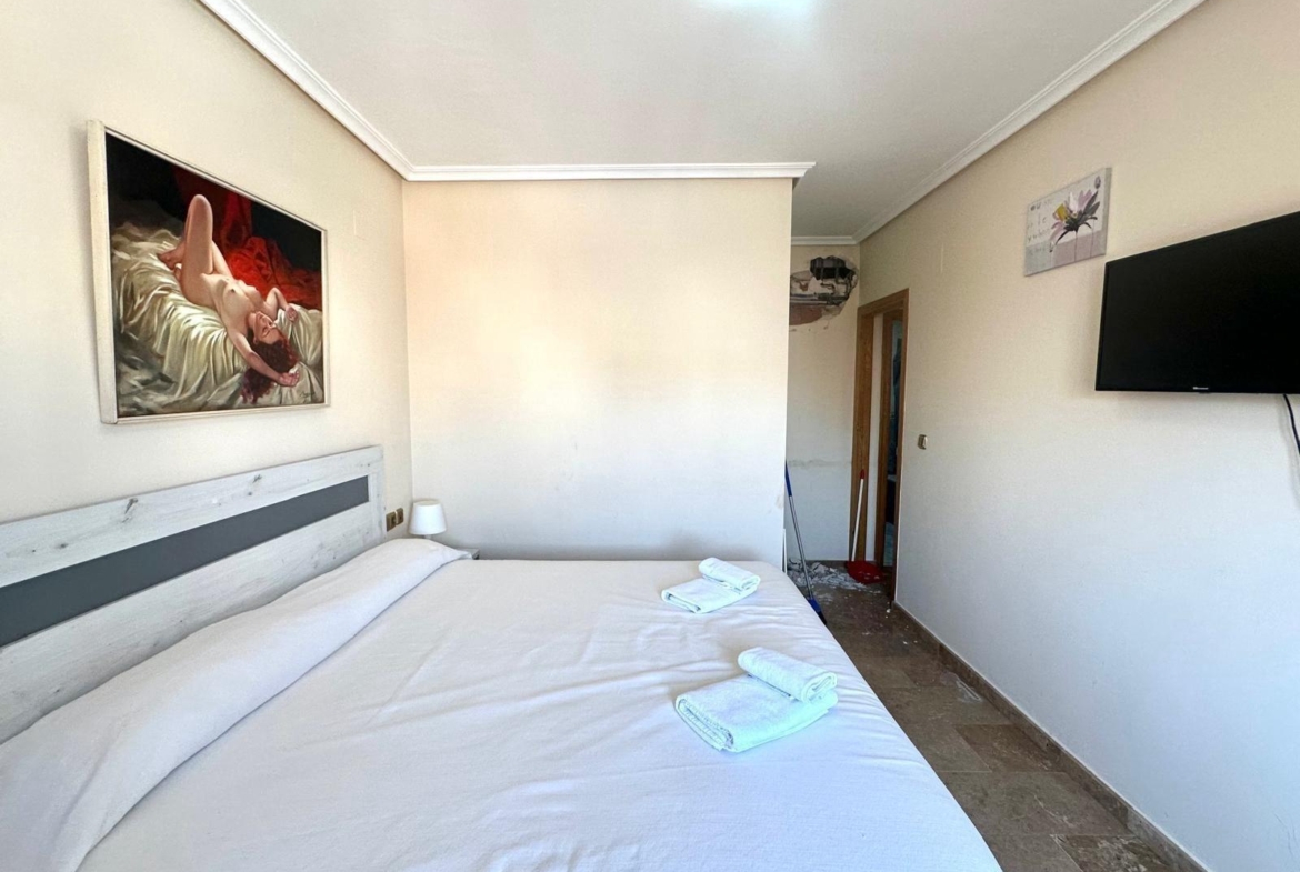 GRANDE APARTAMENTO DE 4 DORM. 2 BAÑOS. A 400 METROS DEL PUERT0 DE TORREVIEJA CON 130 M2. Y GRAN TERRAZA.