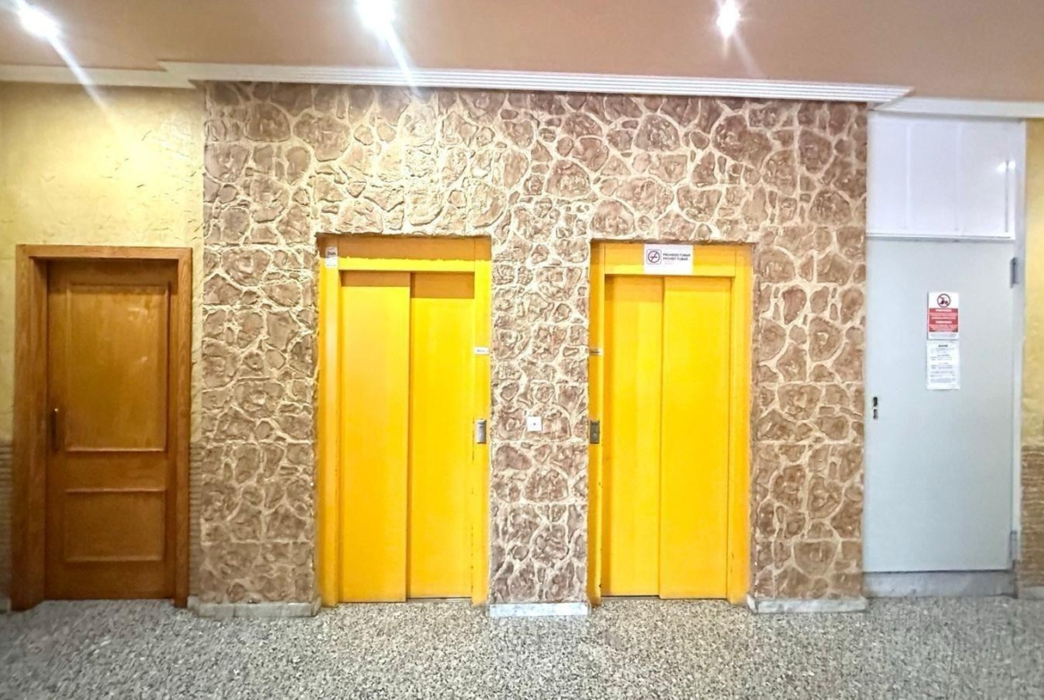 APATRAMENTO EN EL CENTRO DE TORREVIEJA CON PISCINA Y GARAJE INCLUIDO. 2 DORM. 1 BAÑO. SPEEL EEN 700 METRO.