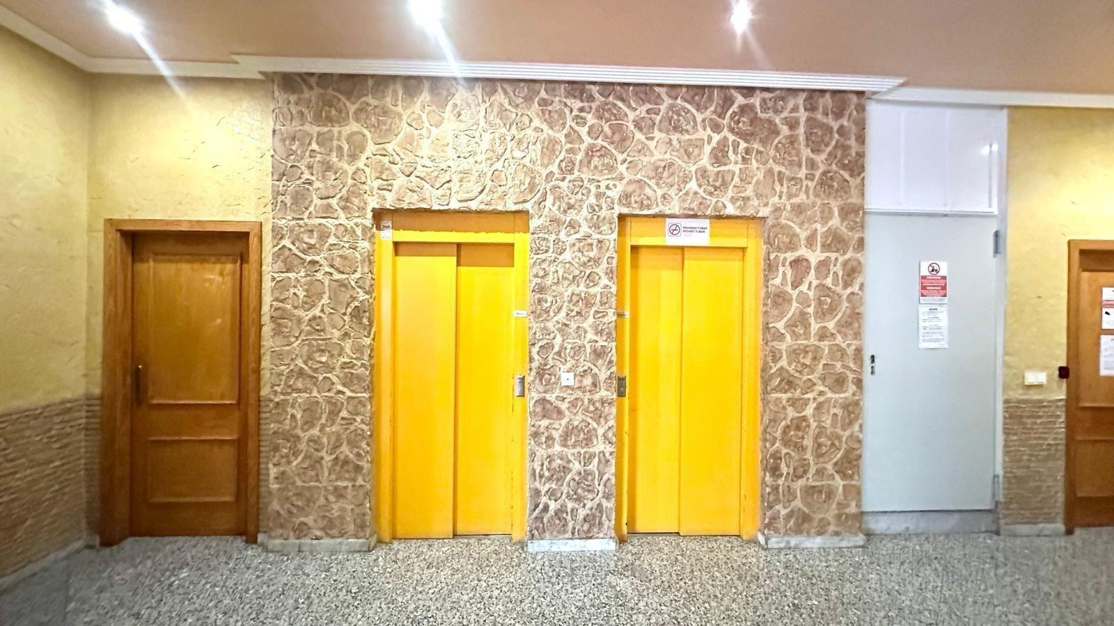 APATRAMENTO EN EL CENTRO DE TORREVIEJA CON PISCINA Y GARAJE INCLUIDO. 2 DORM. 1 BAÑO. SPEEL EEN 700 METRO.