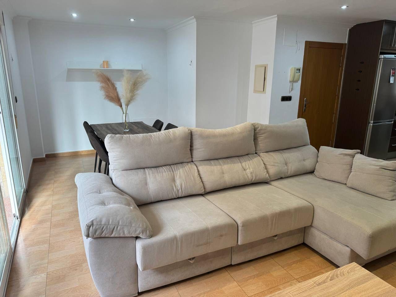 2-24-138 Spacious Semi-New Apartment in Torrevieja, Ideal for Living