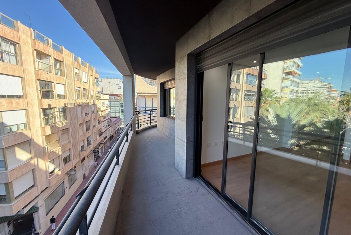 AMPLISIMO APARTAMENTO EN PRIMERA LINEA – PUERTO DE TORREVIEJA : 3 HAB, 2 BAÑOS, GARAJE Y TRASTERO