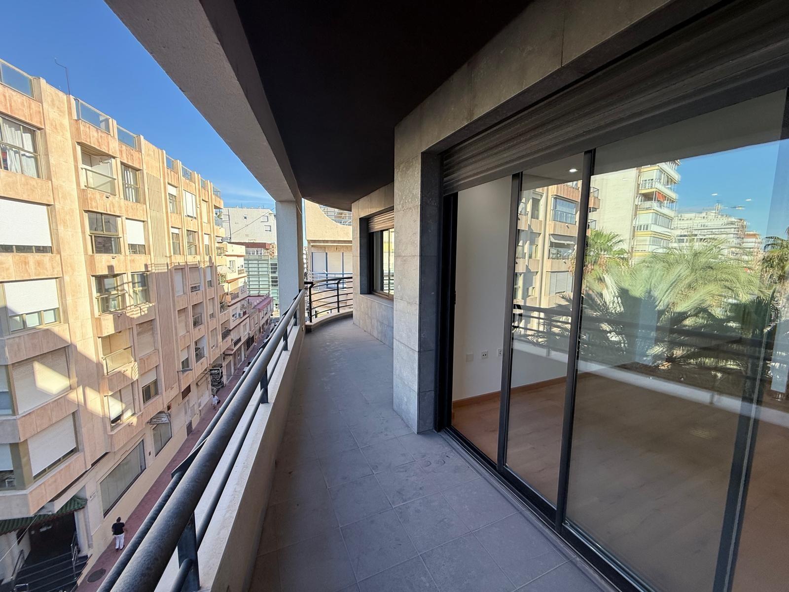 AMPLISIMO APARTAMENTO EN PRIMERA LINEA – PUERTO DE TORREVIEJA : 3 HAB, 2 BAÑOS, GARAJE Y TRASTERO