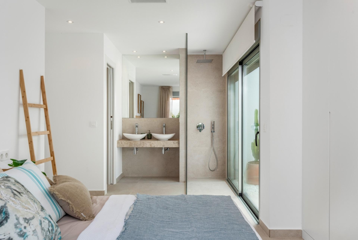 VILLA DE OBRA NUEVA EN LOS ALCÁZARES CON VISTAS AL MAR MENOR. CON PISCINA PRIVADA. 3 DORM. 2 BAÑOS. PARCELA 217 M2.