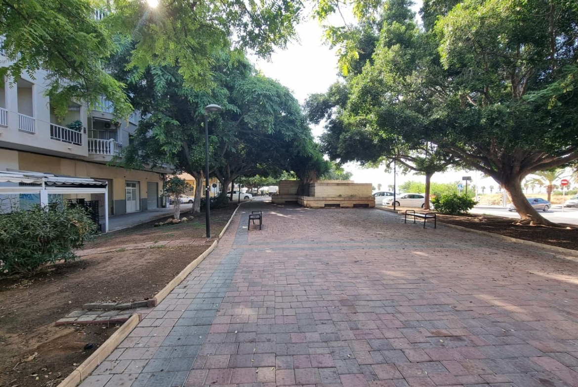 Apartamento semireformado a escasos metros de la playa !