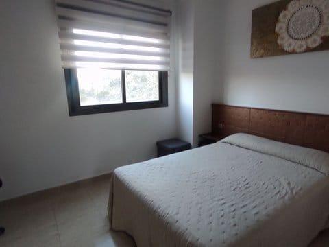 Bonito apartamento con vistas al mar y a la montaña, amueblado y equipado.