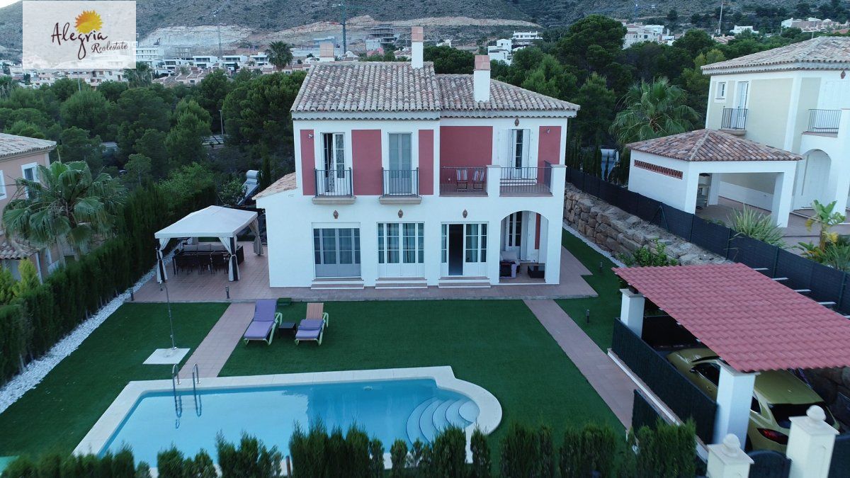 EXCELLENT VILLA IN SIERRA CORTINA FOR SALE