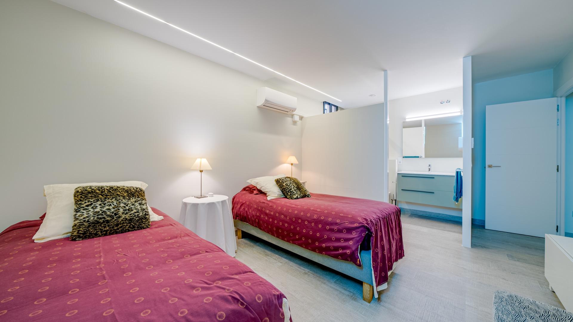LUXURY VILLA FOR A LARGE FAMILY IN FINESTRAT