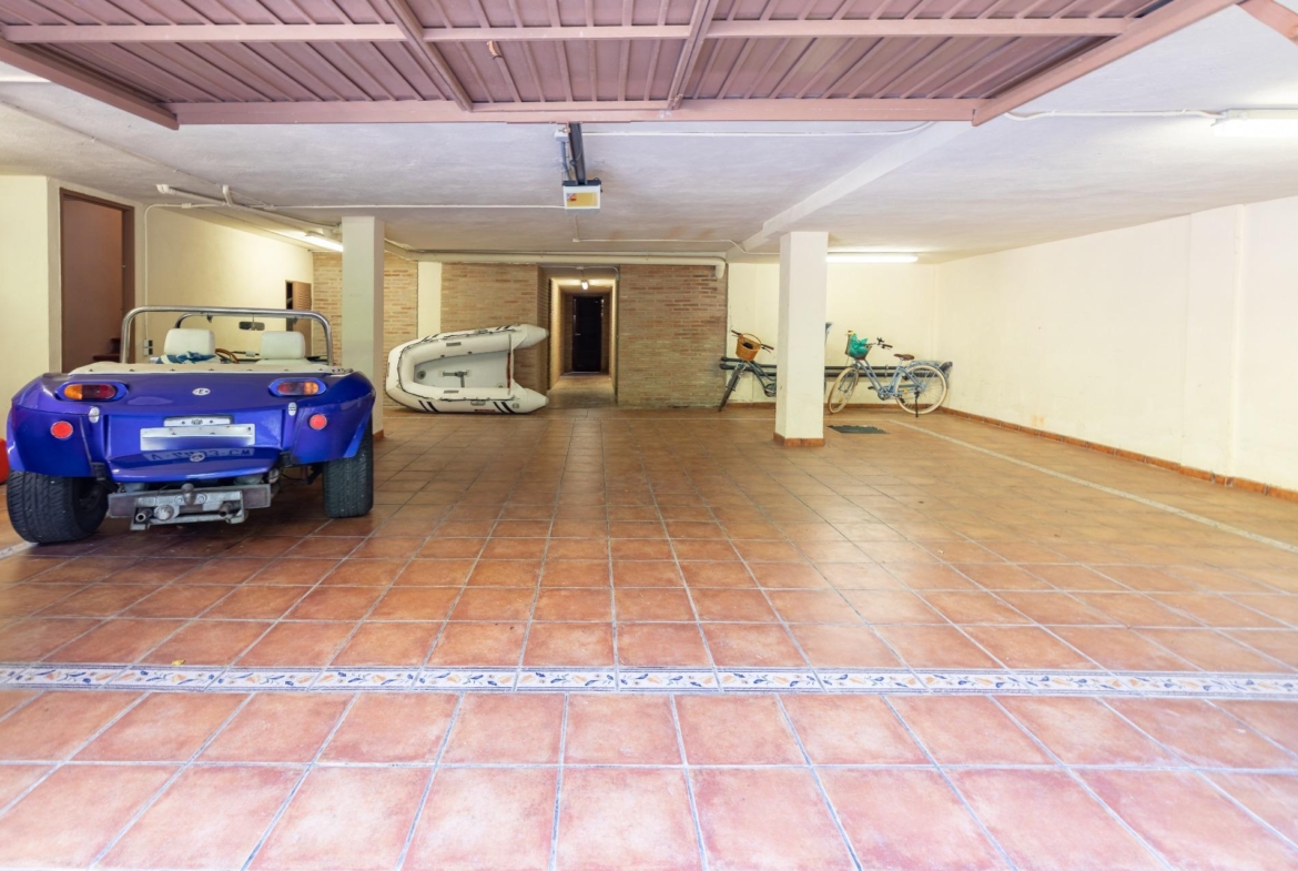 Exceptional Beachfront Villa: Luxury Steps Away from the Beach