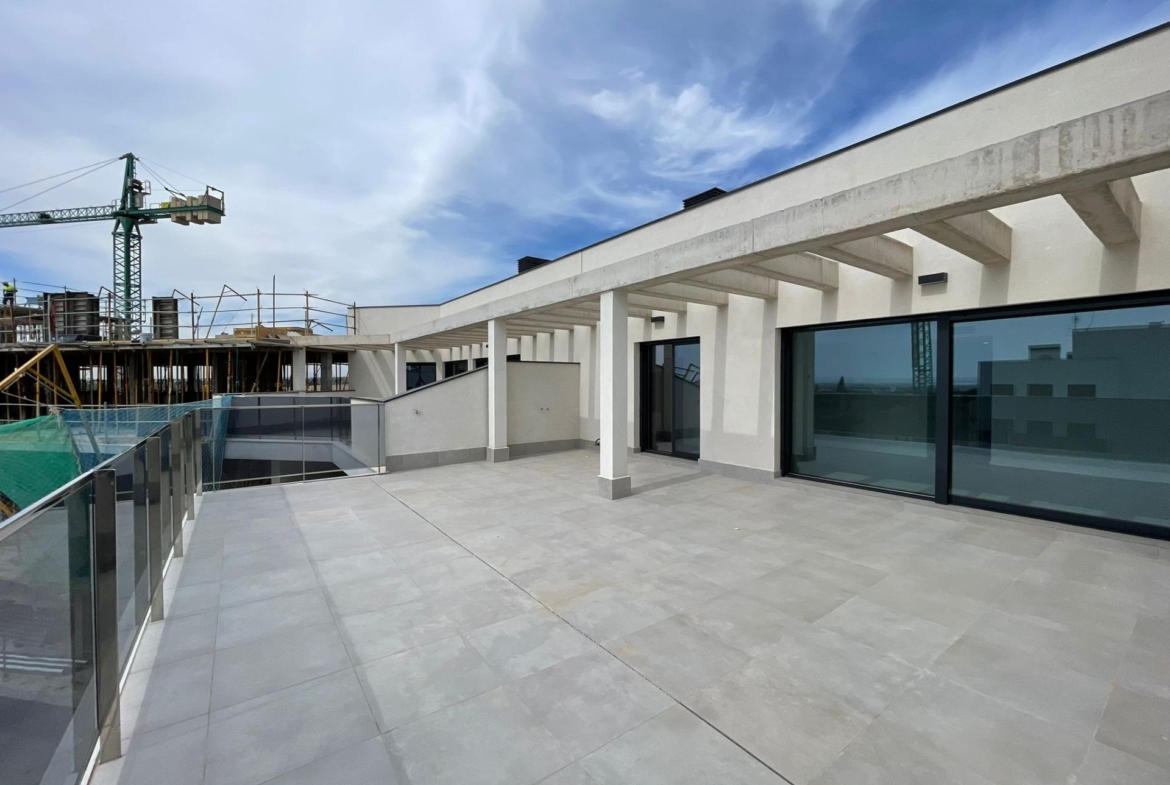 Klaar! Esplendido ático a estrenar en Sea Gardens con panorámica vista al mar !