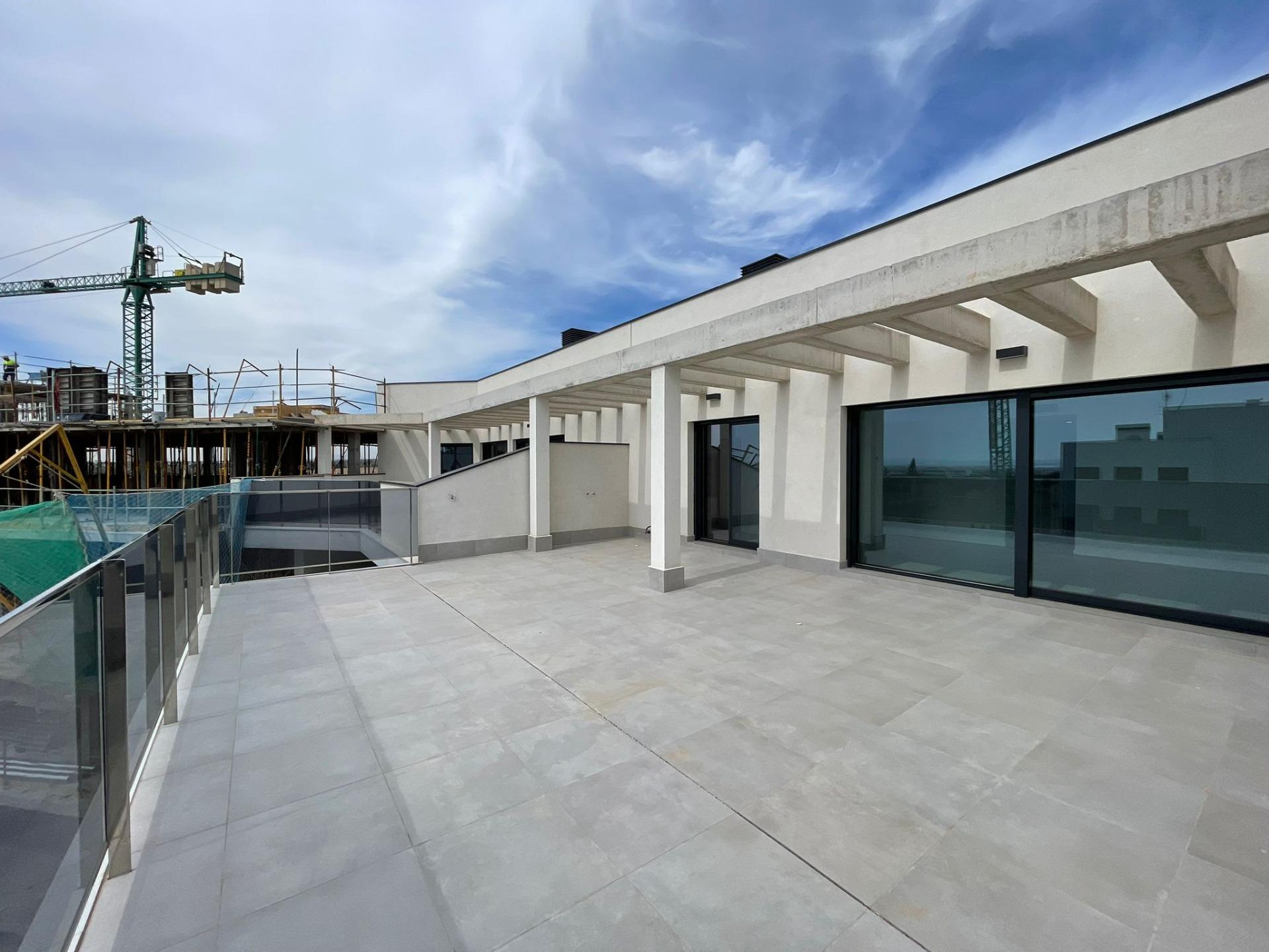 Klaar! Esplendido ático a estrenar en Sea Gardens con panorámica vista al mar !
