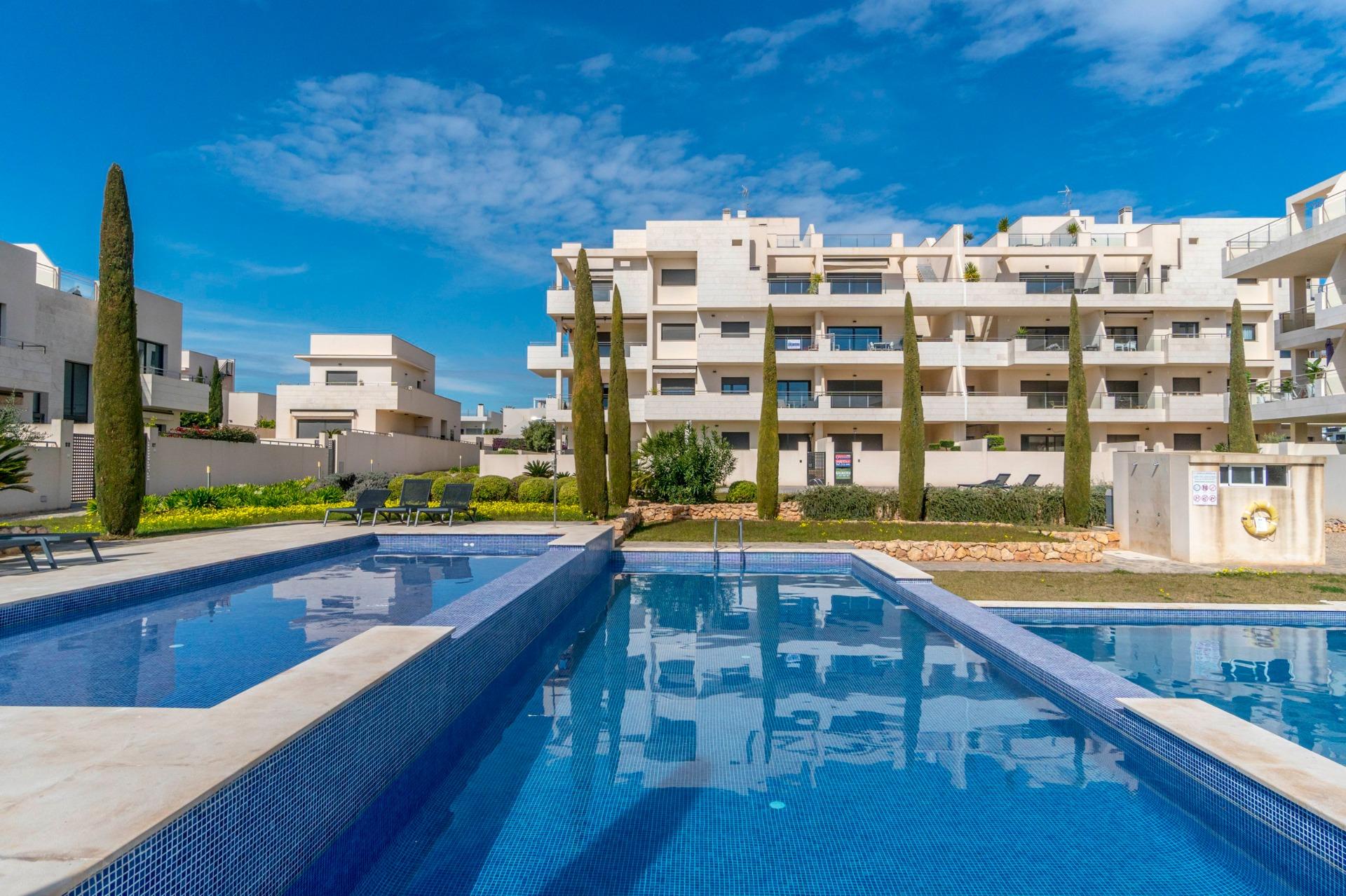 ESPECTACULAIR APPARTAMENTO CON LICENCIA TURISTICA. 2 DORM. 2 BAÑOS. GARAJE+TRASTERO. PISCINA.