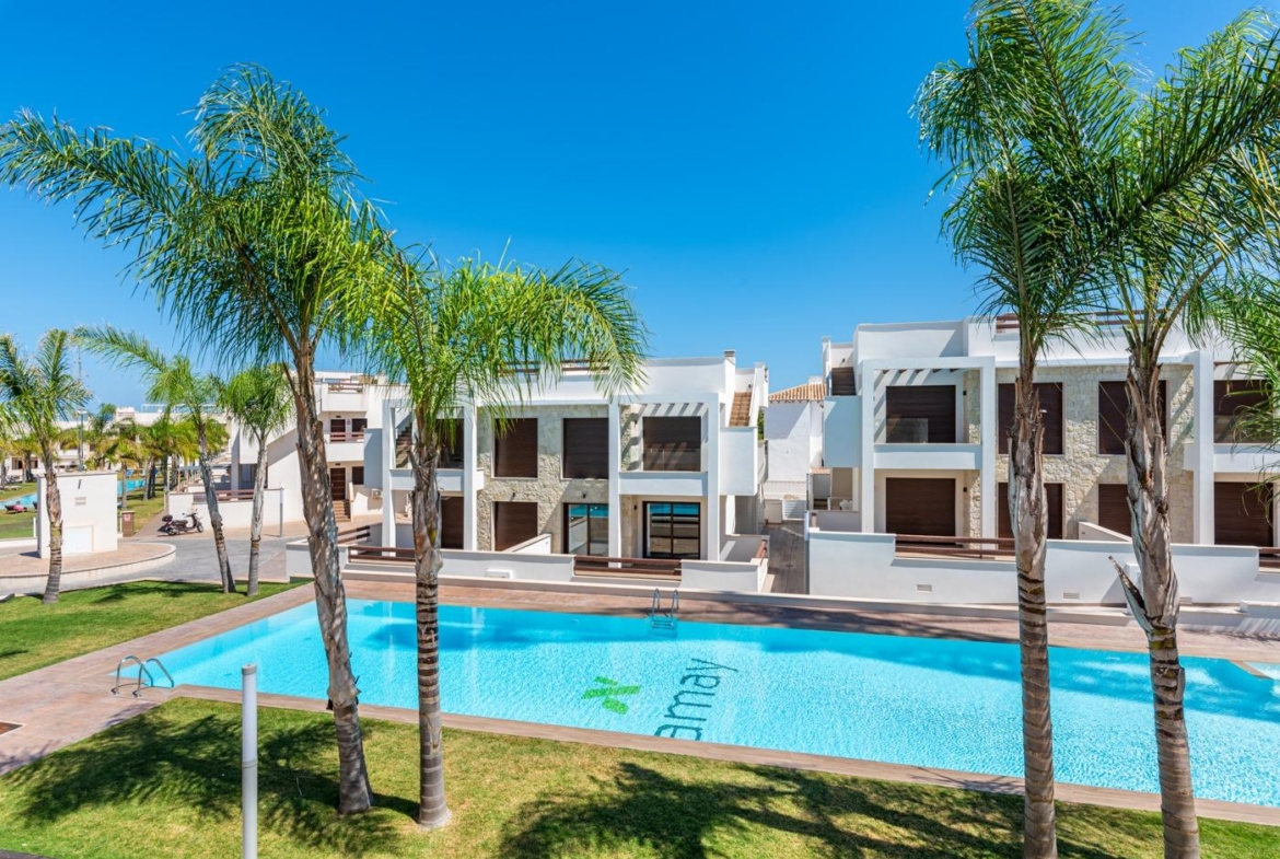 OBRA NUEVA BUNGALOW PLANTA ALTA Y PLANTA BAJA. 2 DORM. 2 BAÑOS. PISCINA COMUNITARIA.