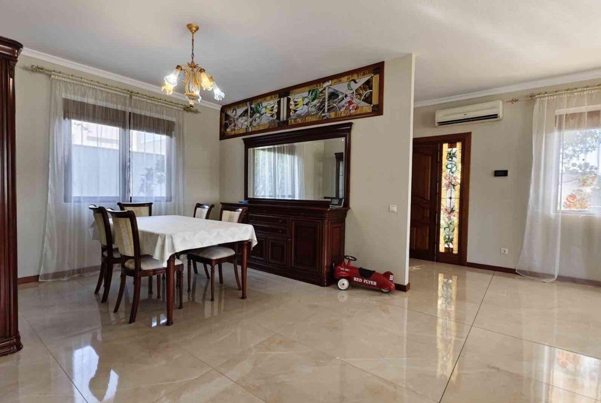 VILLA EN CIUDQUESADA. CON PISCINA PRIVADA. PARCELA 850M2. CASA 364 M2.